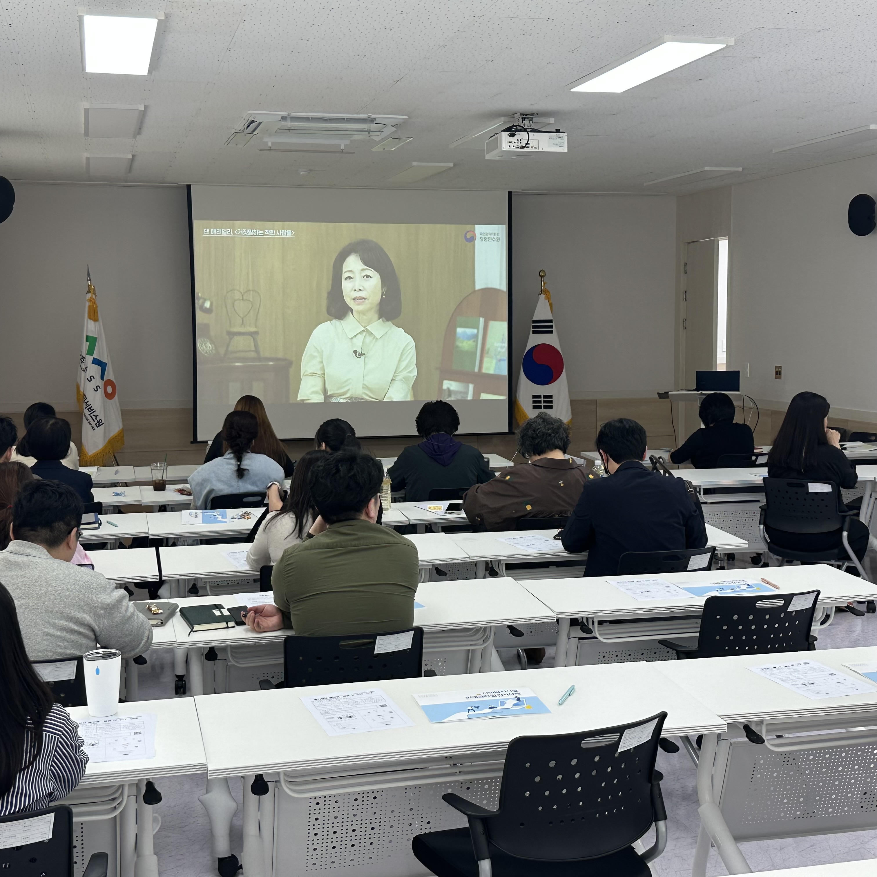 
사회복지시설 회계관리 및 감사사례를 교육하고 있는 사진입니다.
